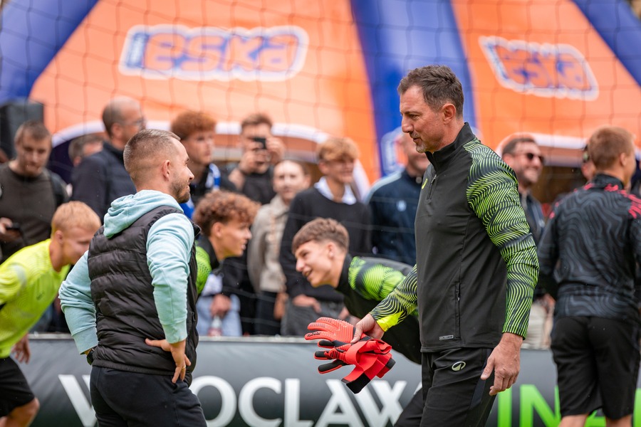 Jerzy Dudek i drugi piłkarz w strefie Fan Festival
