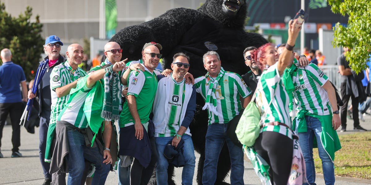 Kibice Realu Betis i Chelsea już pod wrocławskim stadionem [ZDJĘCIA]