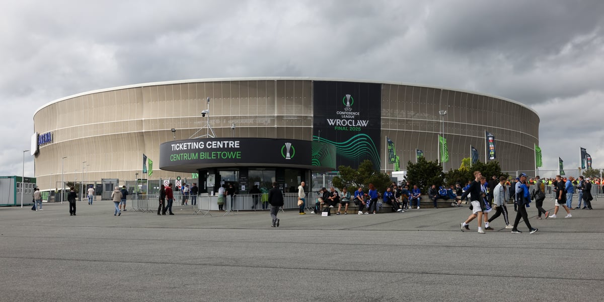Stadion we Wrocławiu w tle, na pierwszym planie kibice