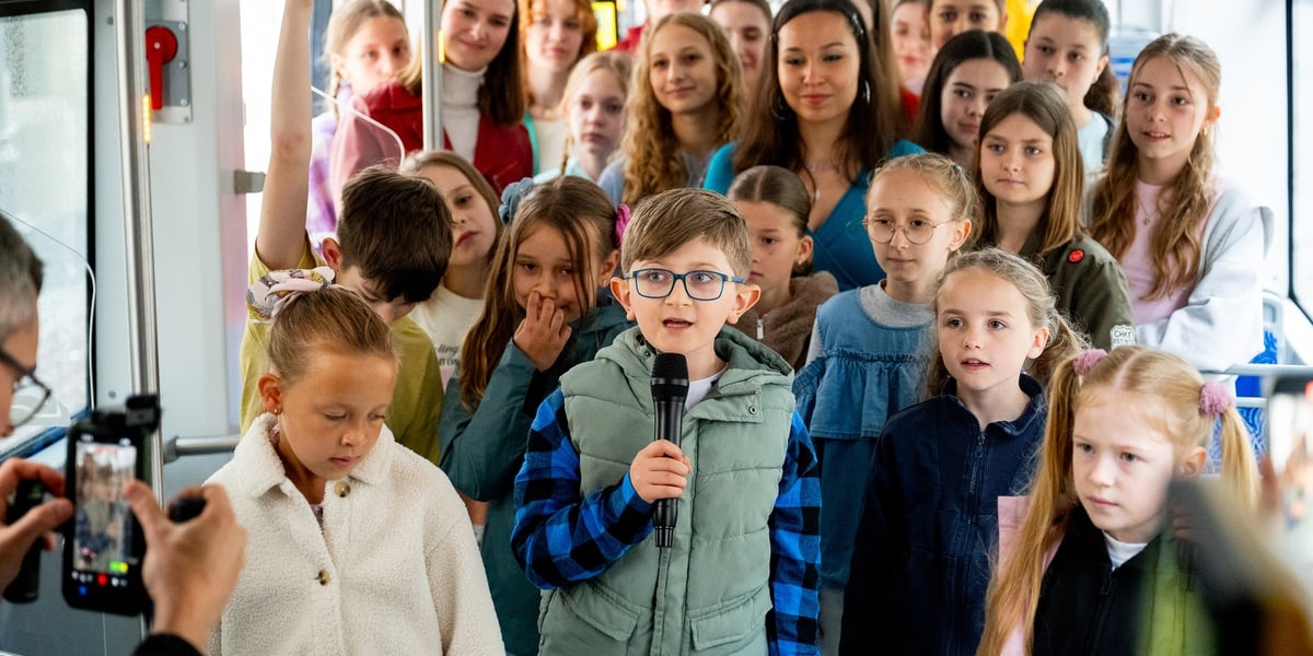 Młodzi wrocławianie z Młodzieżowej Akademii Musicalowej MAM w Tramwaju Praw Dziecka