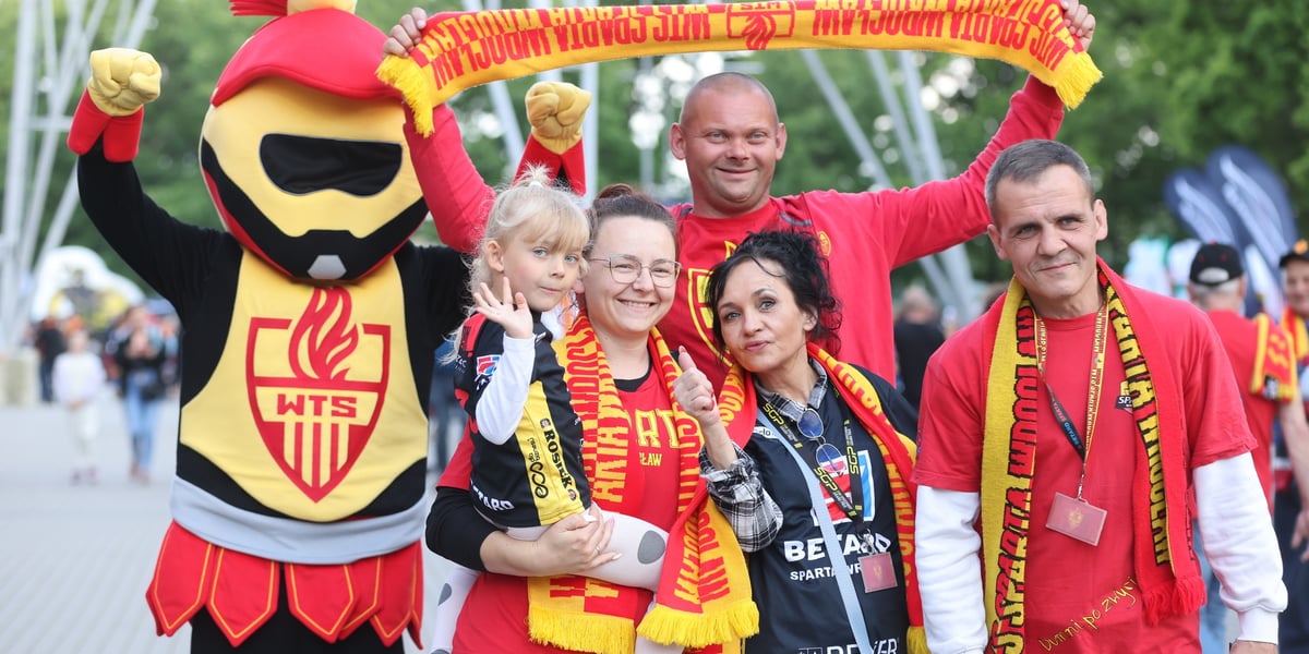 Kibice przed Stadionem Olimpijskim przed meczem Betard Sparta Wrocław - Włókniarz Częstochowa - 30 maja 2025 r.