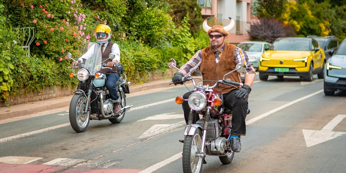 Distinguished Gentleman's Ride - stylowe i klasyczne motocykle przejechały przez Wrocław - 1 czerwca 2025 r. Na zdjęciu mężczyzna i kobieta na motorze podczas pikniku na placu Wolności.