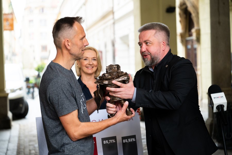 Bernard Słapa z Lipy Piotrowskiej odbiera krasnala Frekwencję od Radosława Michalskiego z urzędu miejskiego, 2 czerwca 2025 orku