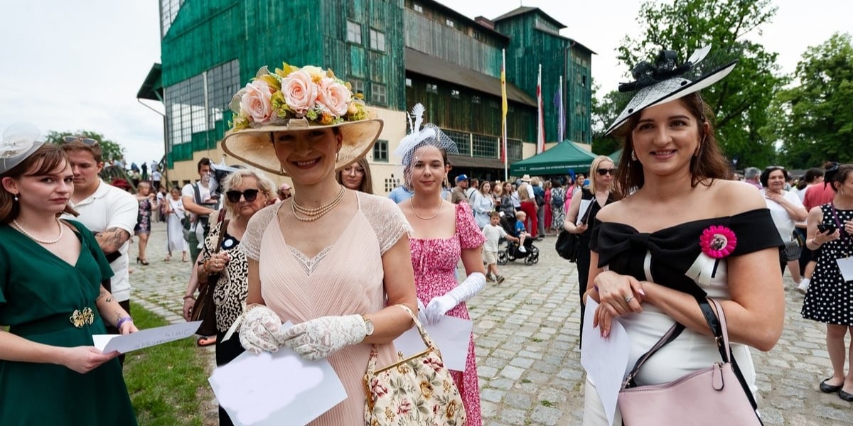 Ladies Day 2025 na Wrocławskim Torze Wyścigów Konnych Partynice. Na zdjęciu widać kobiety w eleganckich nakryciach głowy i sukniach