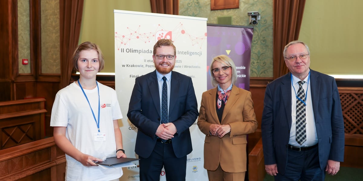 Wręczenie nagród laureatom II Olimpiady Sztucznej Inteligencji. Nagrody wręczali: przedstawiciel resortu cyfryzacji Dariusz Standerski, posłanka Anna Sobolak, rektor UWr prof. Rober Olkiewicz.
