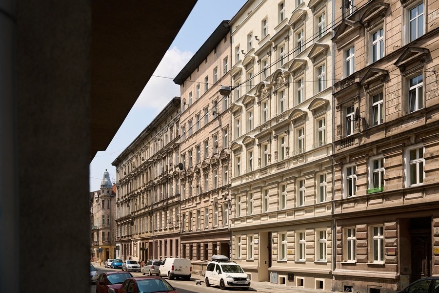 Widok na rząd kamienic na Prądzyńskiego, w tym wyremontowaną pod numerem 3