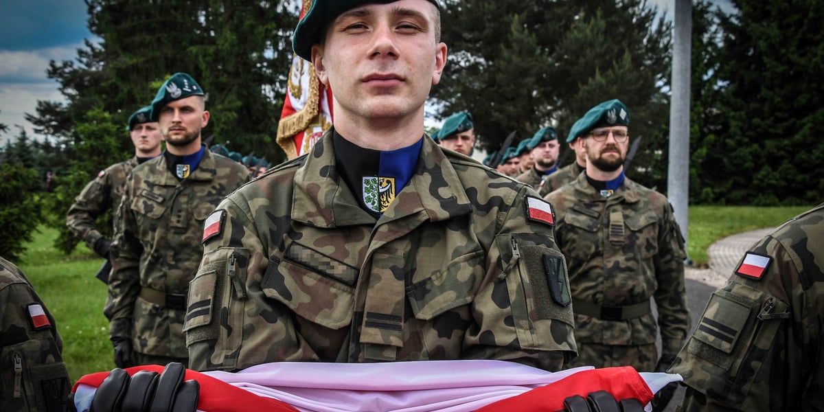 Na zdjęciu żołnierz z polską flagą