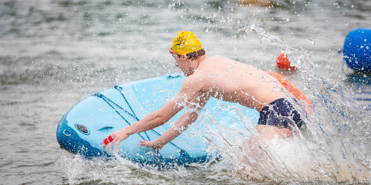 Zawody sportowe SwimPact na Gliniankach. Wrocław, 07.06.2025. Na zdjęciu mężczyzna z deską SUP