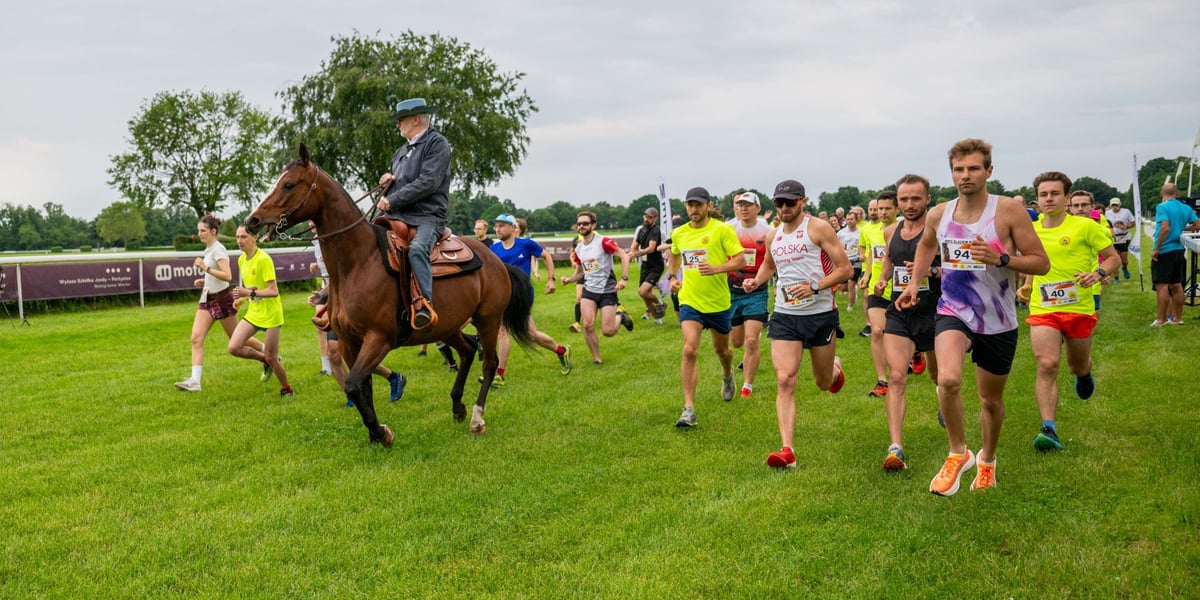 Piknik z Olimpijczykami i Bieg Śladem Konia. To impreza Wrocławskiego Klubu Biegacza Piast z prowadzeniem konnym Jerzego Sawki, dyrektora partynickiego toru.