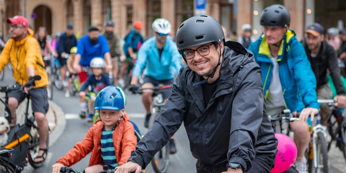Rowerzyści jadący w peletonie przez Wrocław. Wrocławskie Święto Rowerzysty, 8 czerwca 2025.