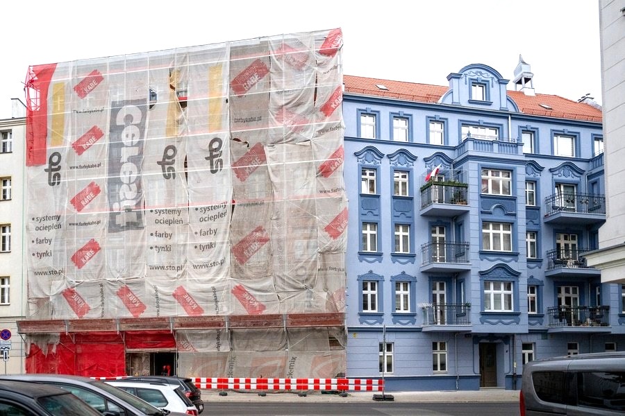 Kamienice Kurkowa 65 (w rusztowaniach) i Kurkowa 61-63 (fasada po remoncie w 2024 roku) 