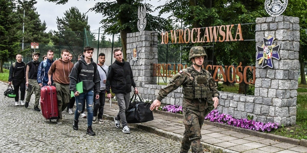 Przyjęcie uczestników szkolenia "Wakacje z wojskiem 2" w 10. Wrocławskiej Brygadzie Łączności we Wrocławiu