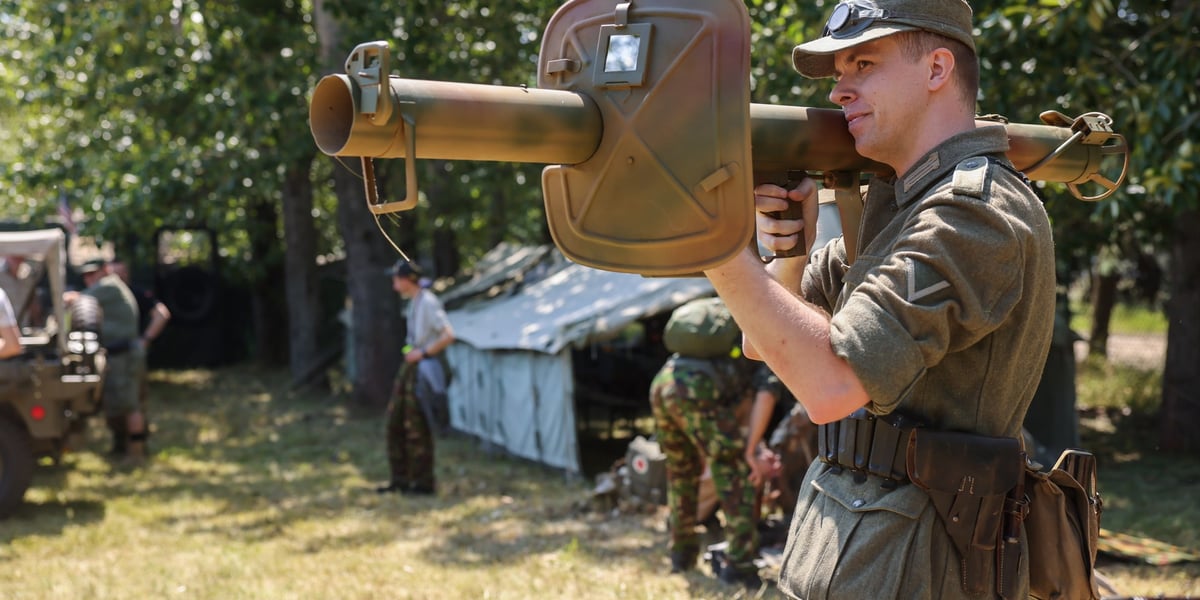 Rekon 2025. Militarny piknik we Wrocławiu. Na zdjęciu mężczyzna celuje z bazuki.