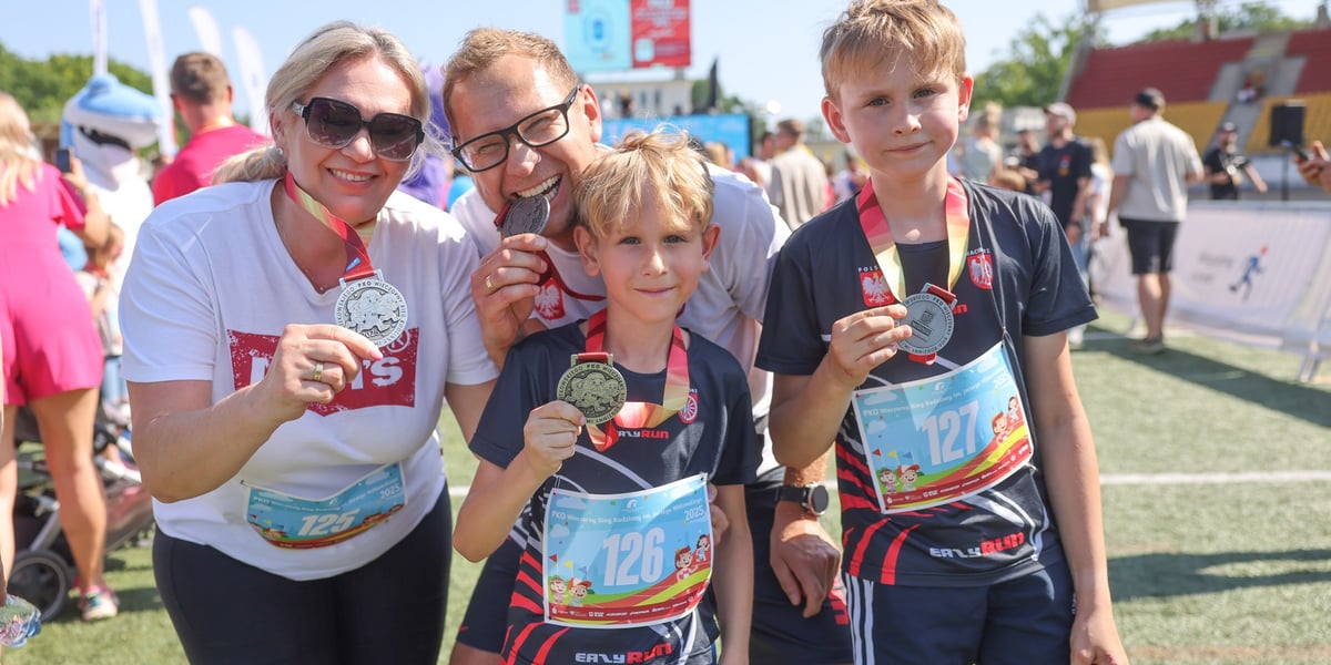 PKO Wieczorny Bieg Rodzinny 2025. Zdjęcia uczestników z medalami