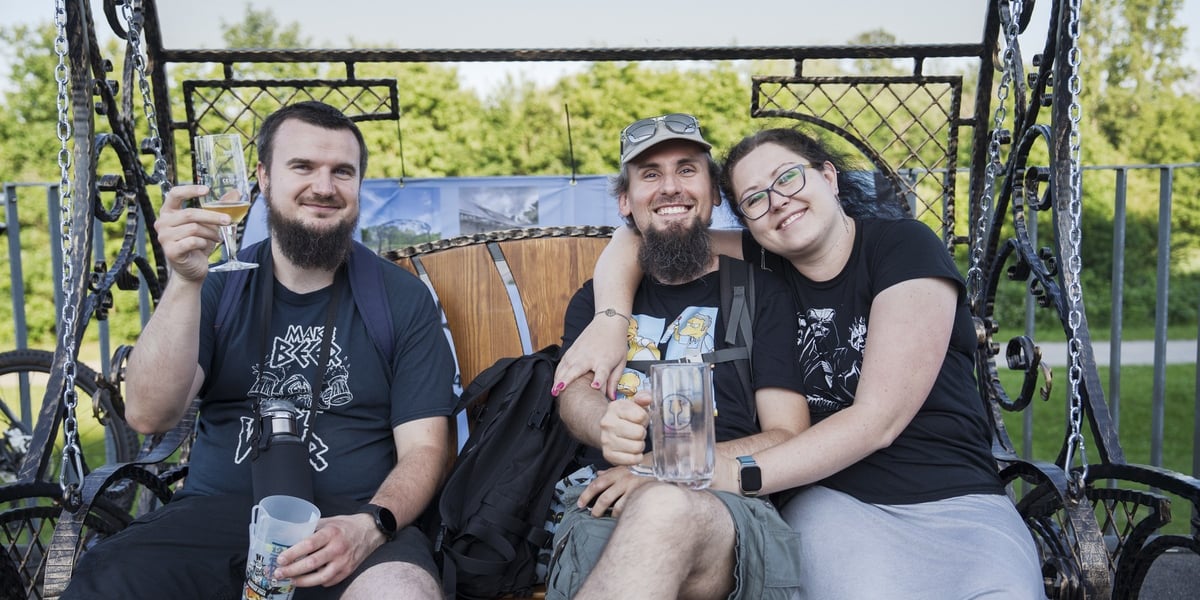 Wrocławski Festiwal Dobrego Piwa. Na zdjęciu troje młodych ludzi uśmiecha się