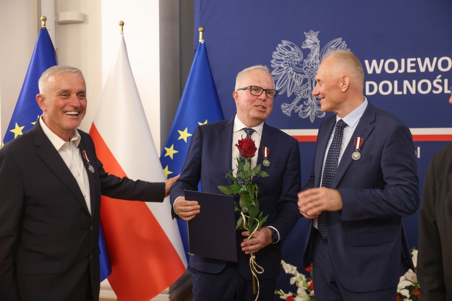 Trójka samorządowców z odznaczeniami: Roman Szełemej, Marek Łapiński i Rafał Jurkowlaniec