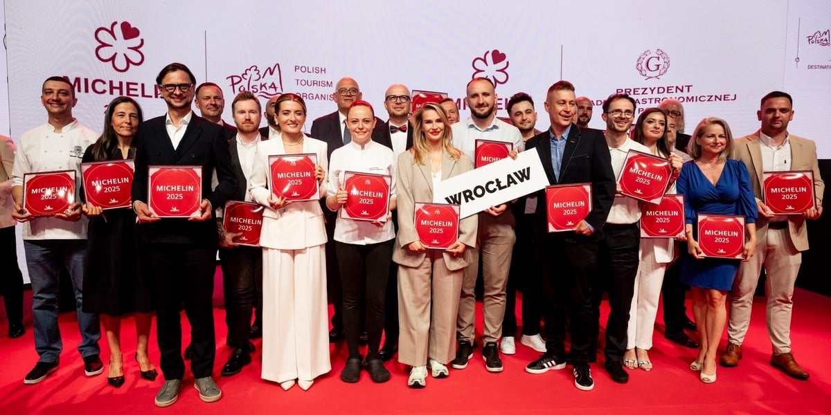 Na zdjęciu wrocławscy restauratorzy z plakietkami przewodnika Michelin pozują do wspólnego zdjęcia podczas ceremonii w Hali Stulecia