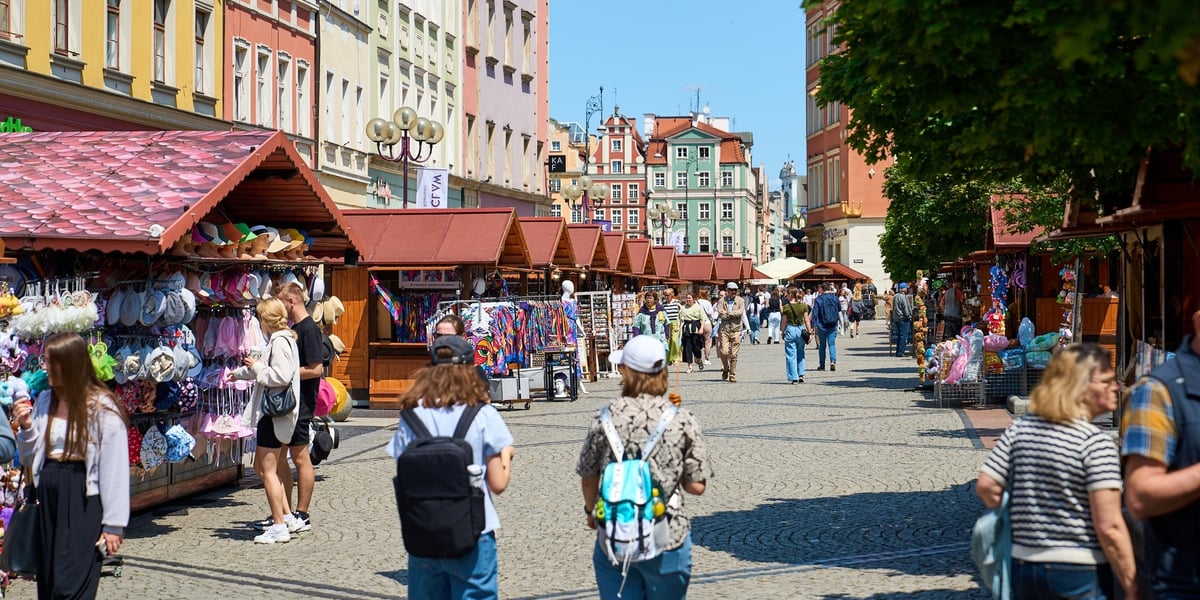 Odwiedzający na Jarmarku Świętojańskim 2025 - budki przy ul. Świdnickiej