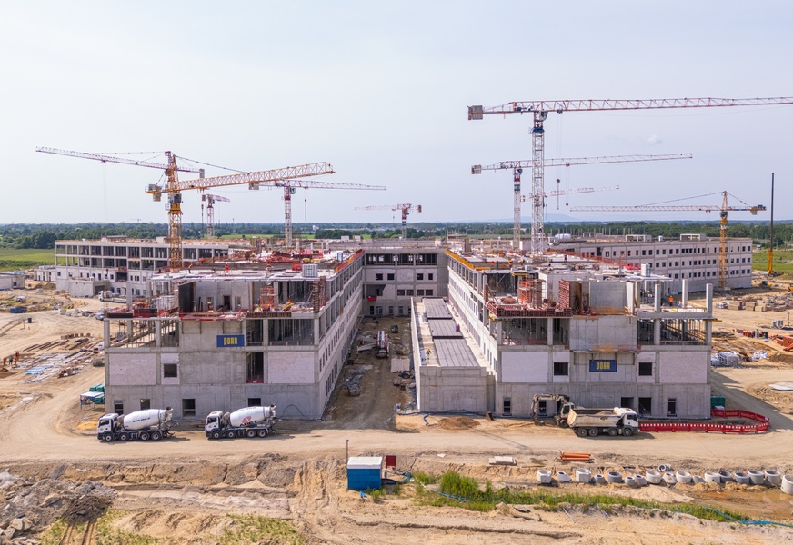 Szpital onkologiczny (DCOPiH) przy Kosmonautów w budowie w czerwcu 2025