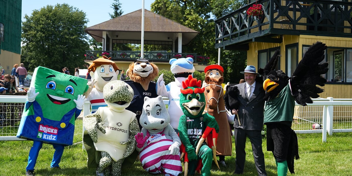 Maskotki i ludzie na Family Day