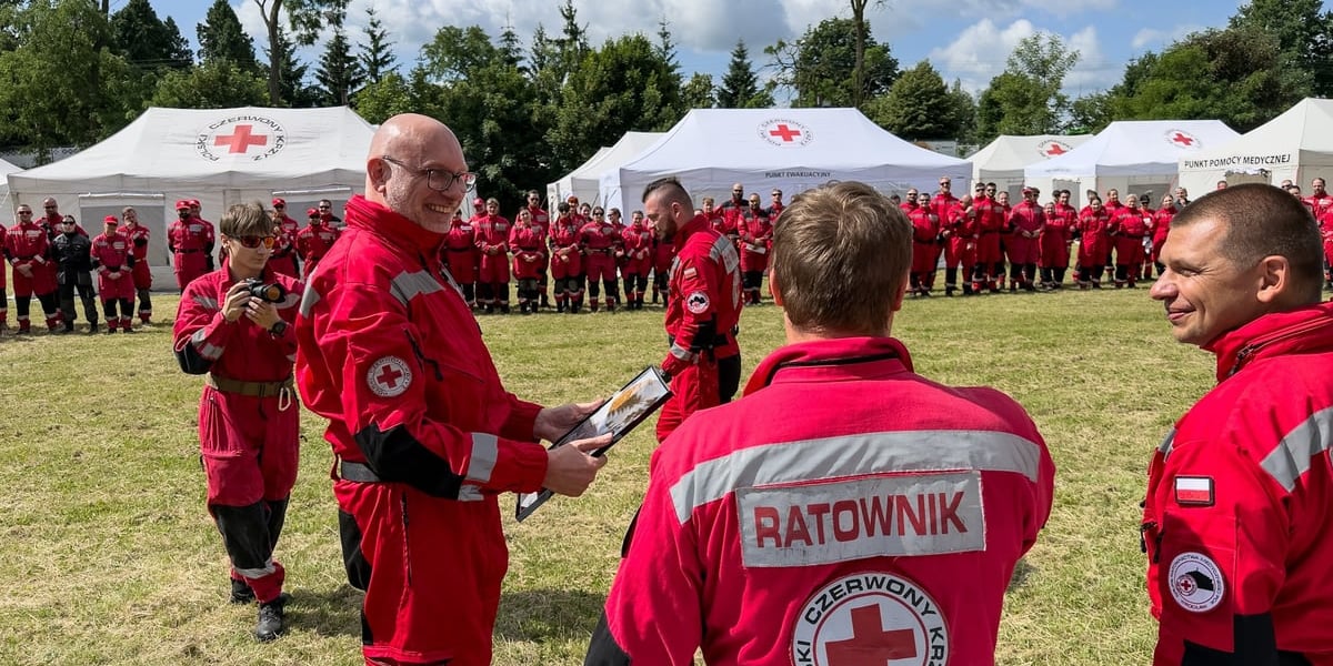 Ratownicy z grup PCK zgromadzeni na boisku w Malczycach