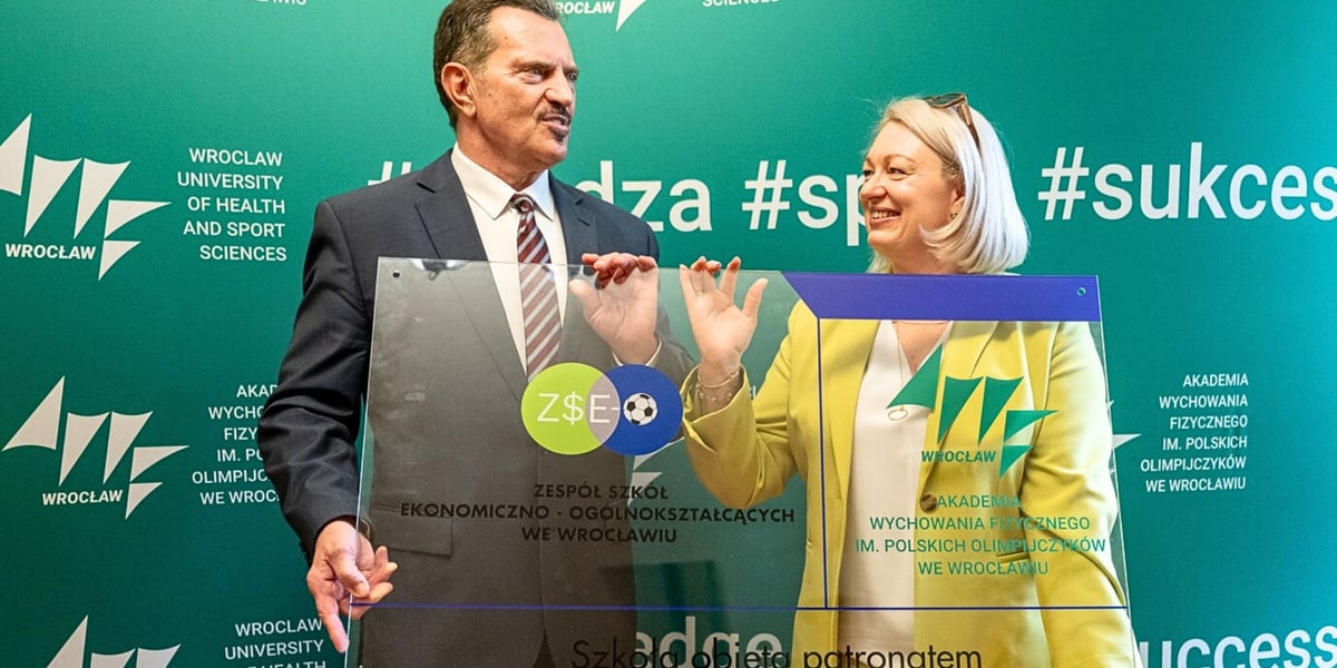 dr hab. Tadeusz Stefaniak - rektor AWF we Wrocławiu, Iwona Słodyńska - dyrektor Zespołu Szkół Ekonomiczno-Ogólnokształcących we Wrocławiu