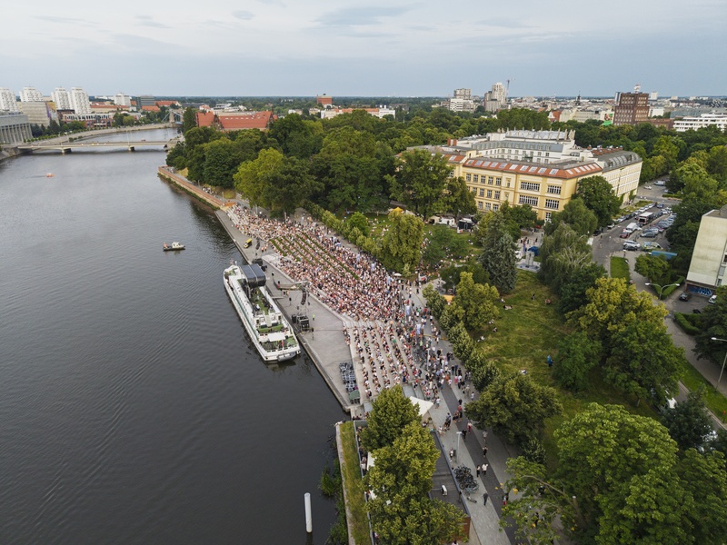 Widok z góry na Odrę, statek, bulwar z publicznością, 26 czerwca 2025