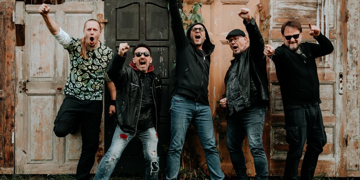 Muzycy zespołu Golden Life. Na zdjęciu pięciu mężczyzn