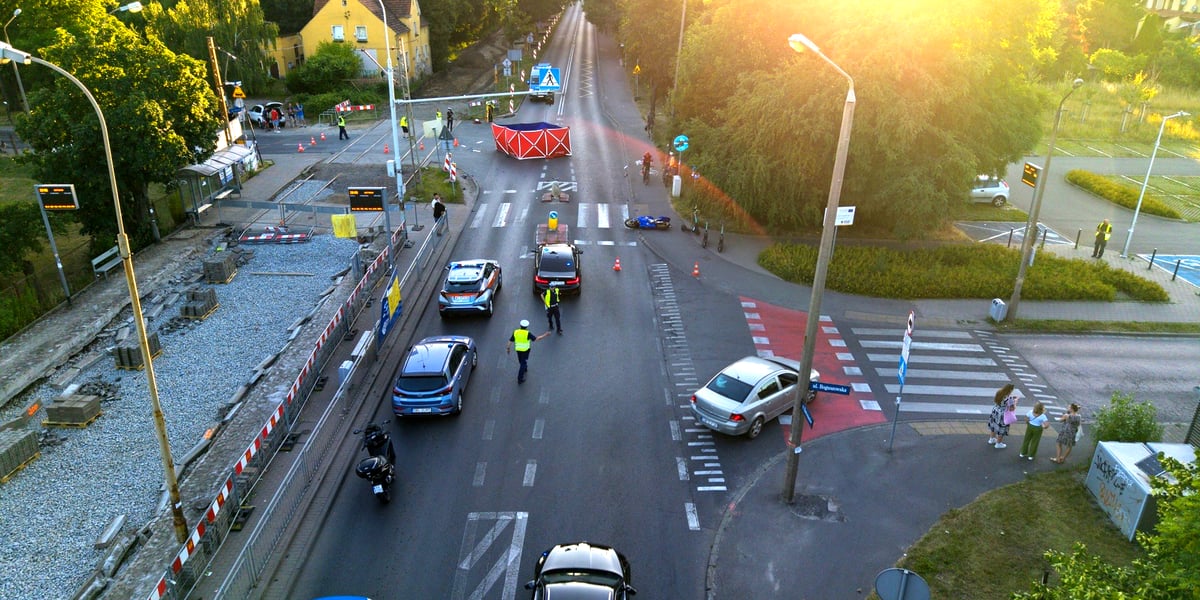 Miejsce wypadku na Kosmonautów i Złotnickiej - pojazdy, policja, namiot straży pożarnej