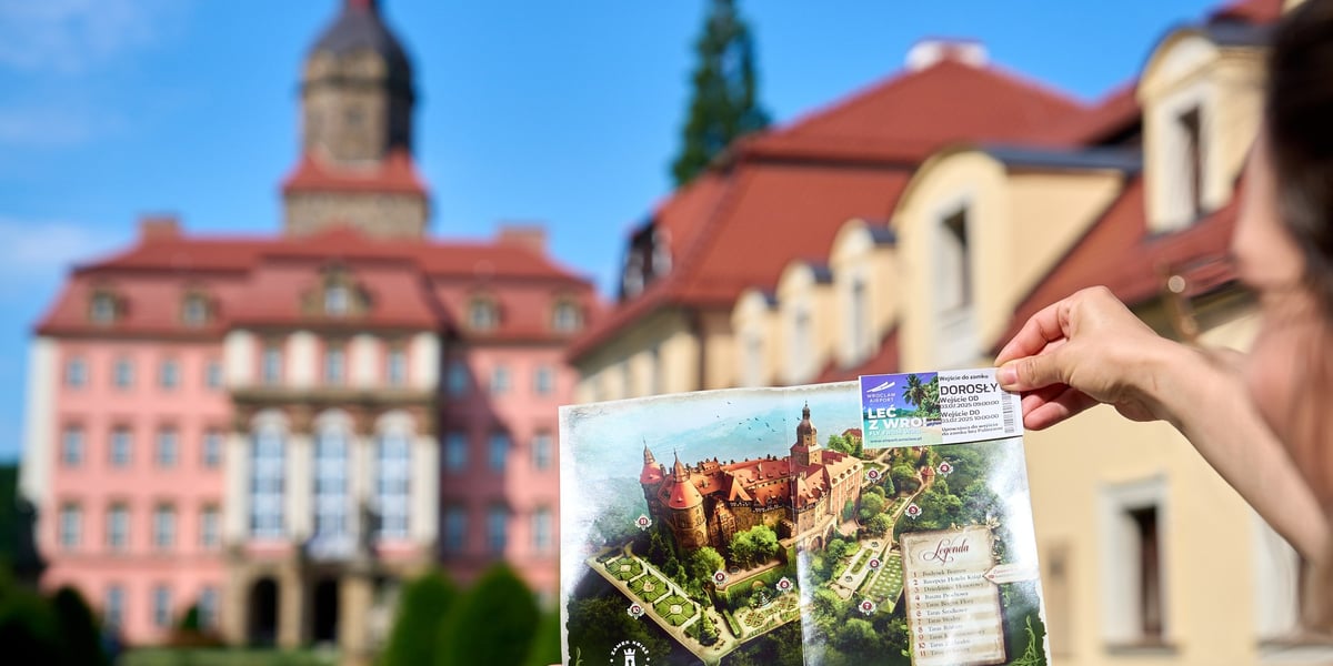 Wrocławianie zwiedzali Zamek Książ z kartą Nasz Wrocław. Wałbrzych, 03.07.2025. Na zdjęciu bilet do zamku Książ, w tle zamek.