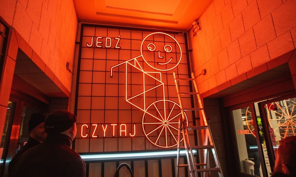 Kup książkę, zadbaj o rower - nowy neon między księgarnią a sklepem rowerowym pod Arkadami przy ul. Świdnickiej