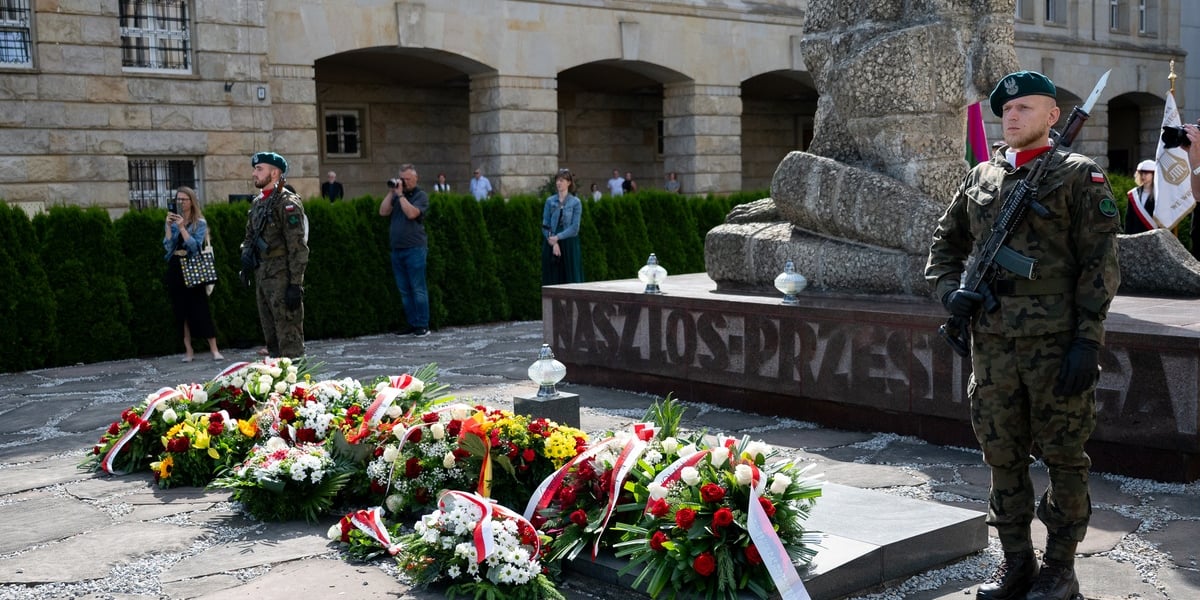 Uroczystość w rocznicę pomordowania profesorów lwowskich. Na zdjęciu pomnik, warta wojskowa oraz wieńce pod pomnikiem