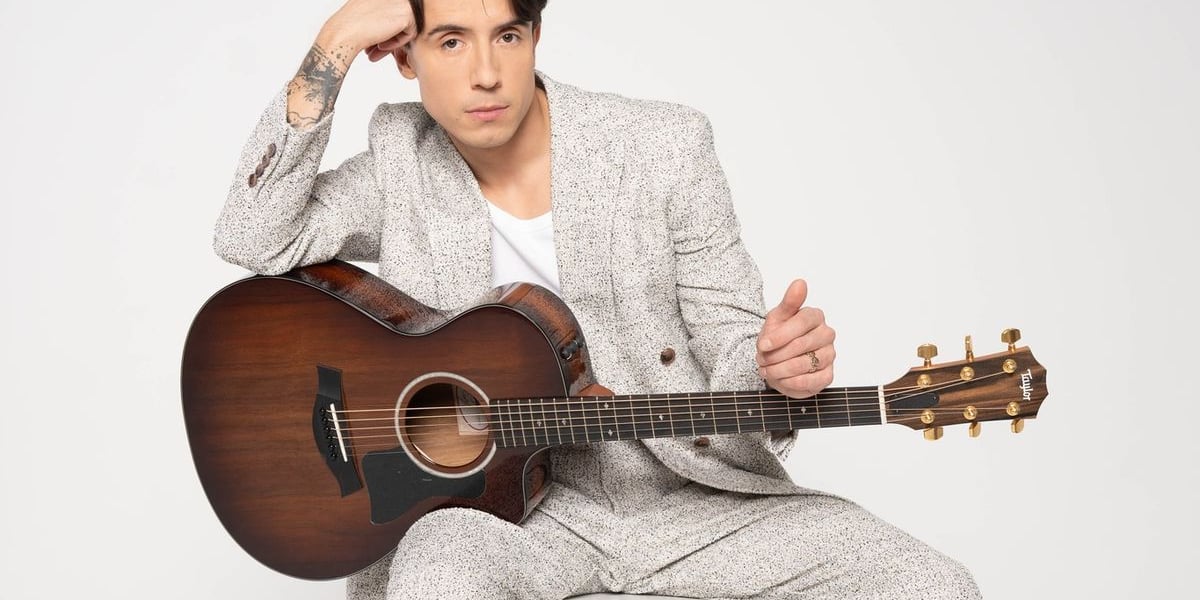Dawid Kwiatkowski. Na zdjęciu młody mężczyzna z gitarą