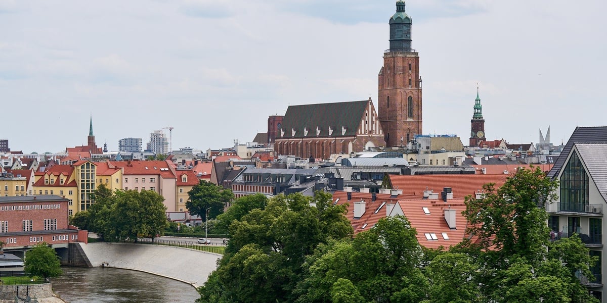 Panorama Wrocławia z Krupa Gallery znajdującej się na 8. piętrze budynku przy Księcia Witolda 