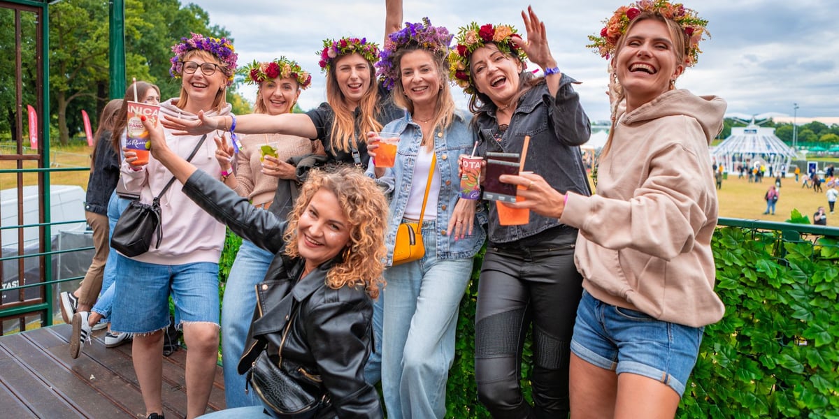 Uśmiechnięte uczestniczki festiwalu