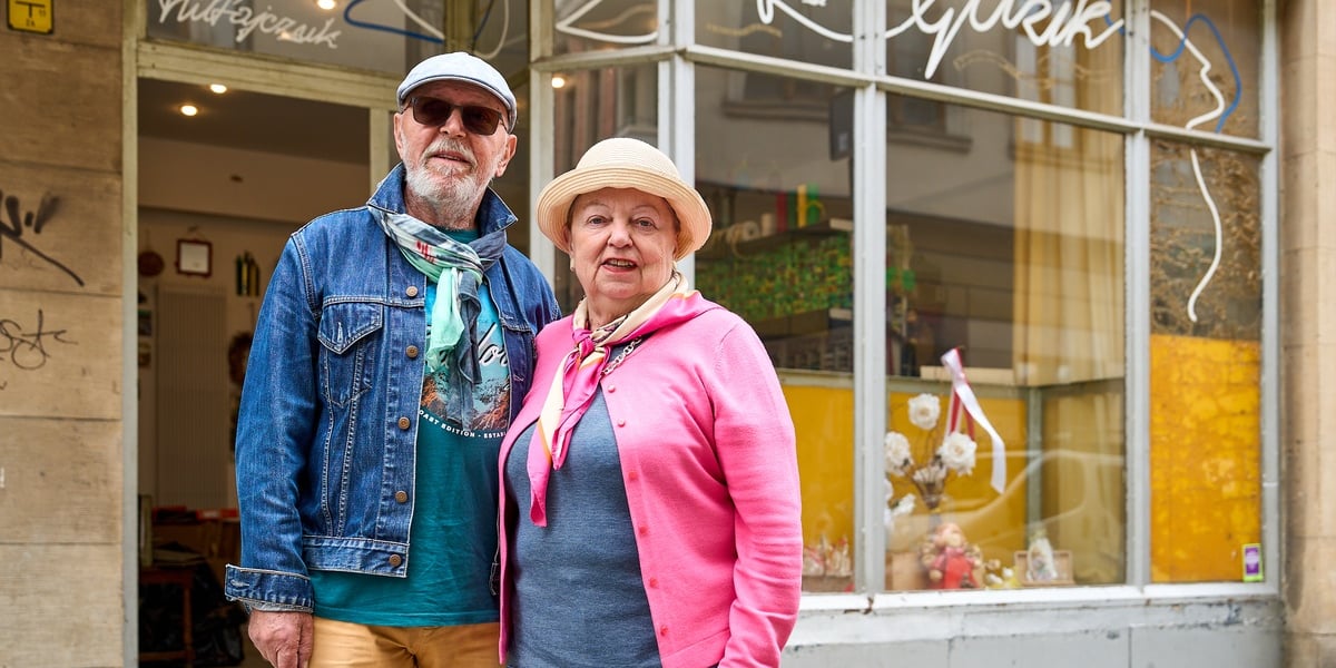 Zdzisława i Piotr Hiltajczukowie, właściciele pasmanterii "Guzik" przy ul. Kiełbaśniczej