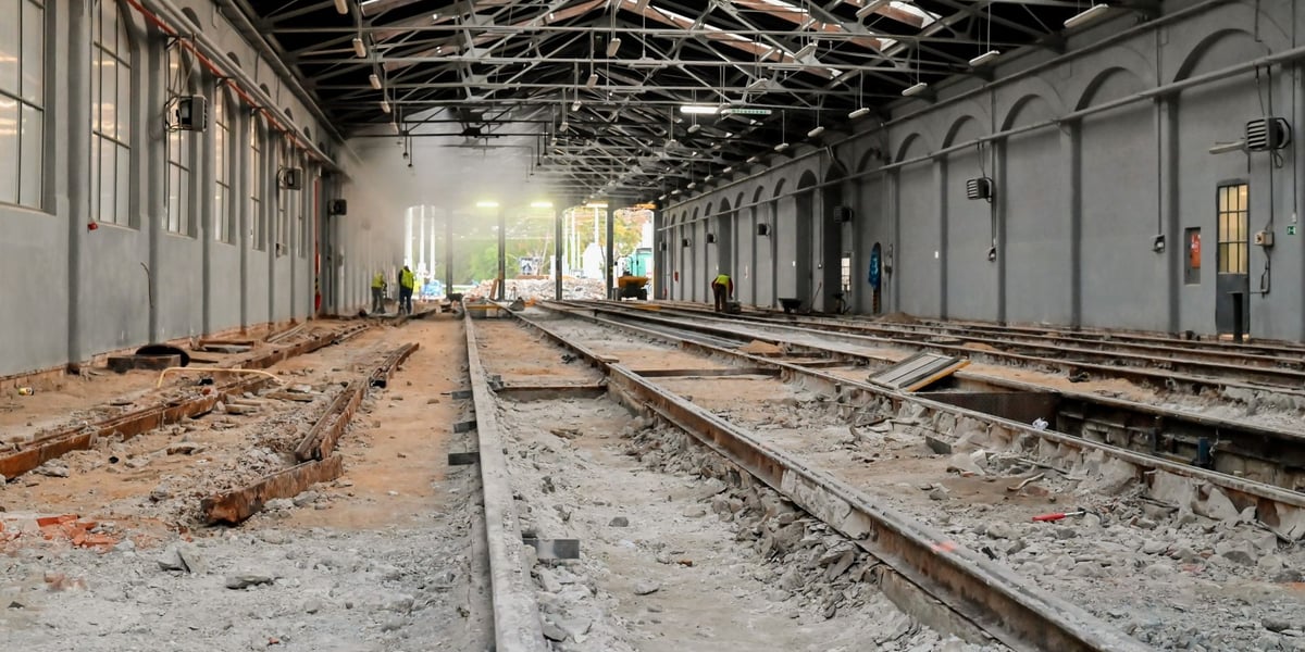 Zdjęcie archiwalne z 2022 roku przedstawia remont hali nr 2 na zajezdni Gaj. Teraz do remontu idzie hala nr 1 