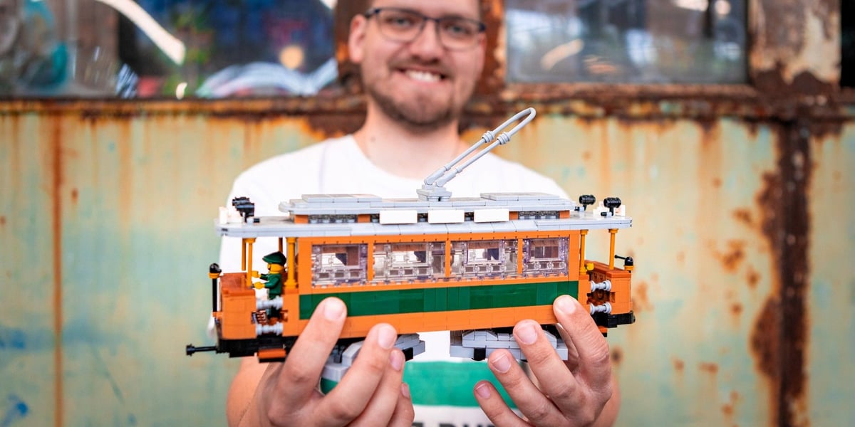 Mateusz Wawrowski w Czasoprzestrzeni prezentuje model tramwaju Maximum 
