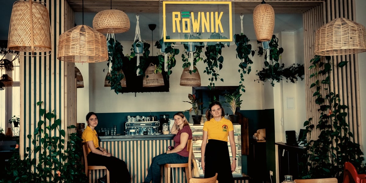 Klubokawiarnia Cafe Równik - klimatyczne miejsce na mapie Wrocławia. Na zdjęciu wnętrze kawiarni oraz kelnerzy i barmani