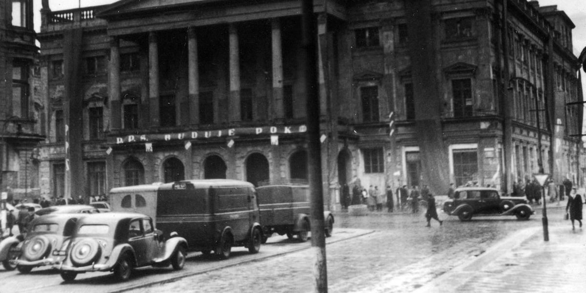 Wrocław, pl. Teatralny / ul Świdnicka, rok 1946. Widoczne dwa Citroeny BL11