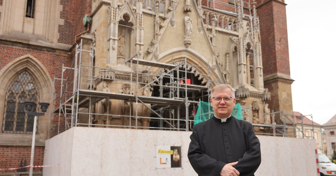 Ks. kan. Paweł Cembrowicz, proboszcz parafii katedralnej, przed wejściem do świątyni