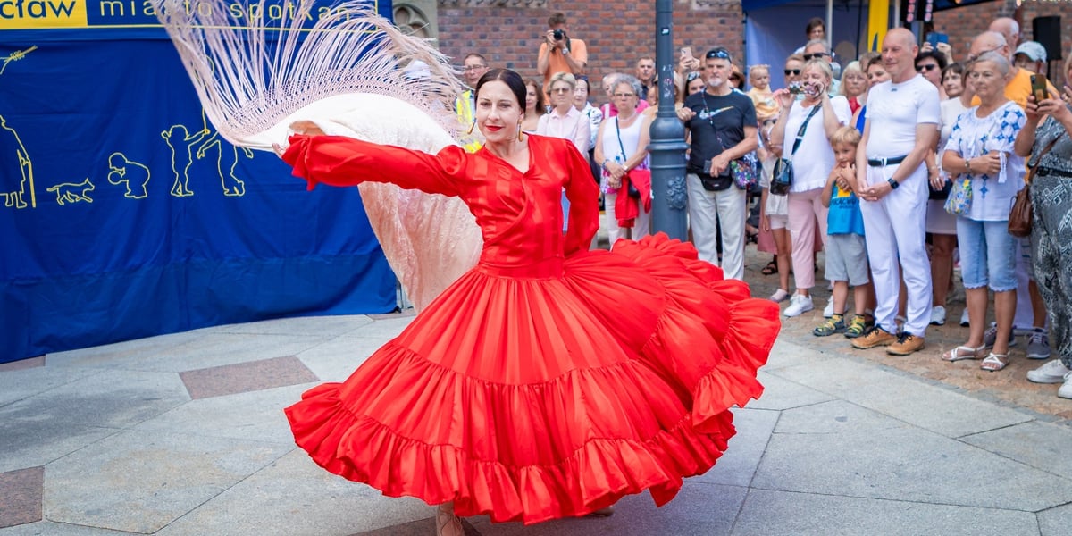 Wrocławska Potańcówka w Rynku (19.07.2025) - na zdjęciu kobieta tańcząca flamenco