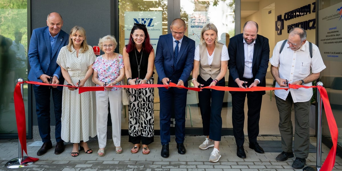 Uczestnicy uroczystego otwarcia CZP Wrocław-Fabryczna przecinają wstęgę przed nową siedzibą