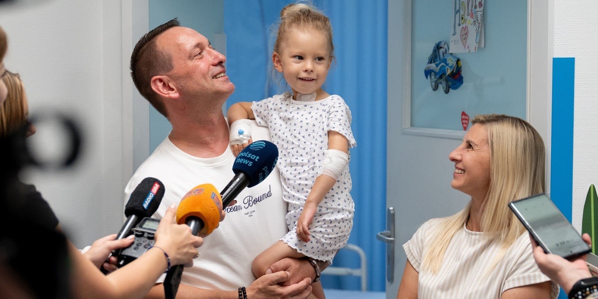 4-letnia Hania, która przeszła we Wrocławiu skomplikowany pionierski zabieg, oraz jej rodzice, Wioletta i Grzegorz Markowiczowie