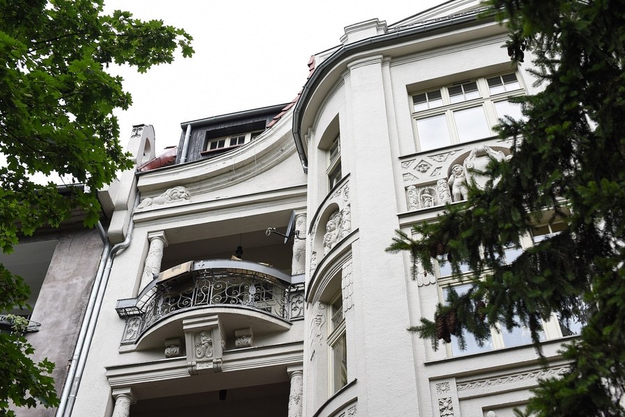 Fragment elewacji z balkonem kamienicy pl. Powstańców Śląskich 11