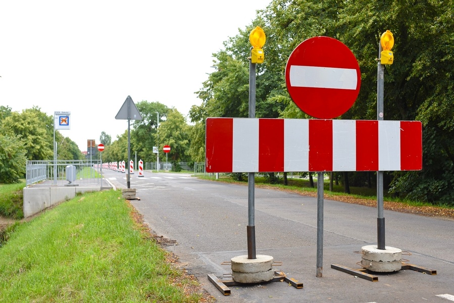 Znaki drogowe na ulicy Koziej na Maślicach, 27 lipca 2025