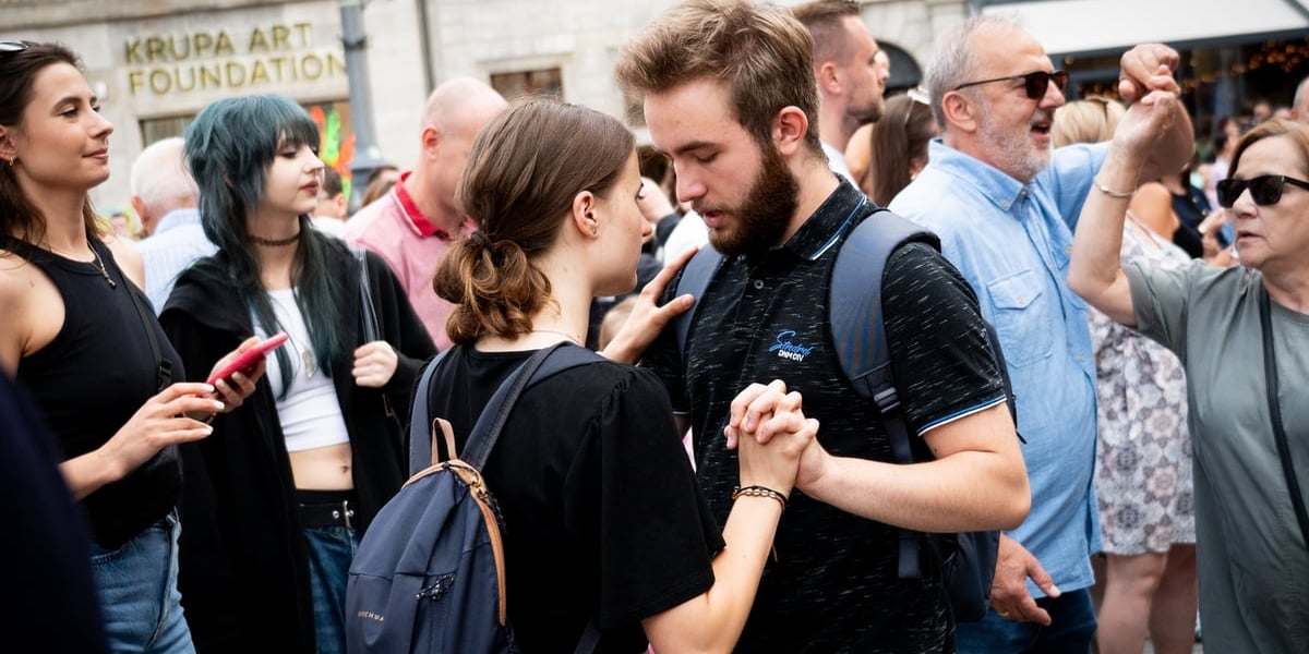 Wrocławska Potańcówka w Rynku - na pierwszym planie tańcząca para