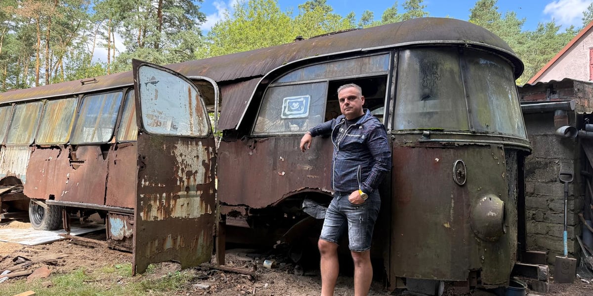 Tomasz Jurczak i wrak legendarnego autobusu Bałtyk
