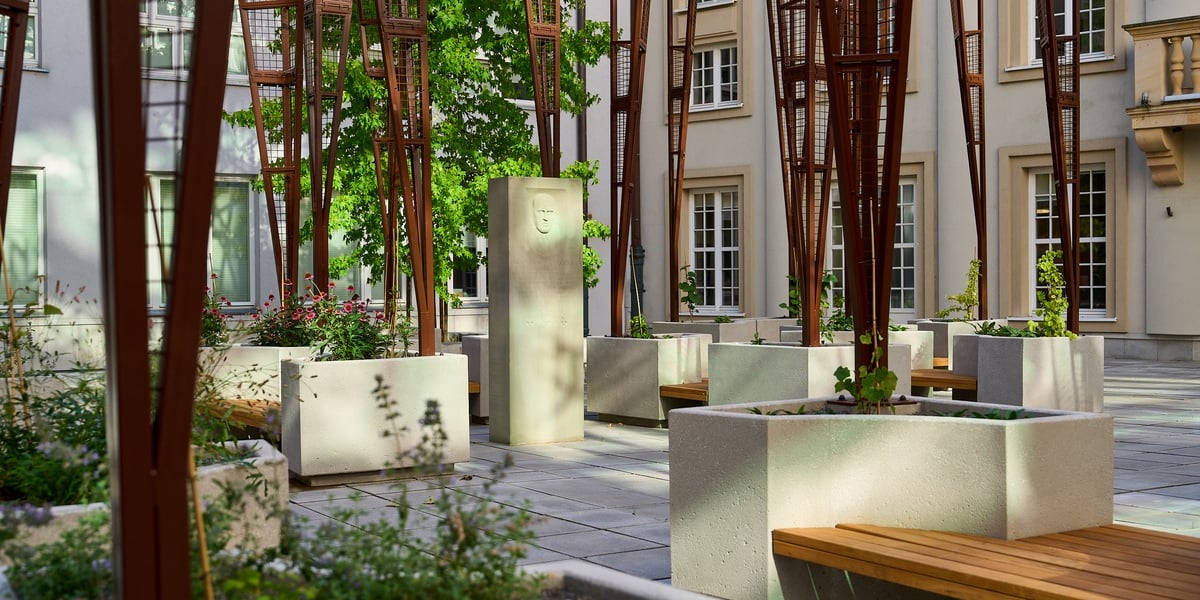 Dziedziniec w gmachu głównym Politechniki Wrocławskiej po modernizacji. Na zdjęciu patio z siedziskami i metalowymi konstrukcjami