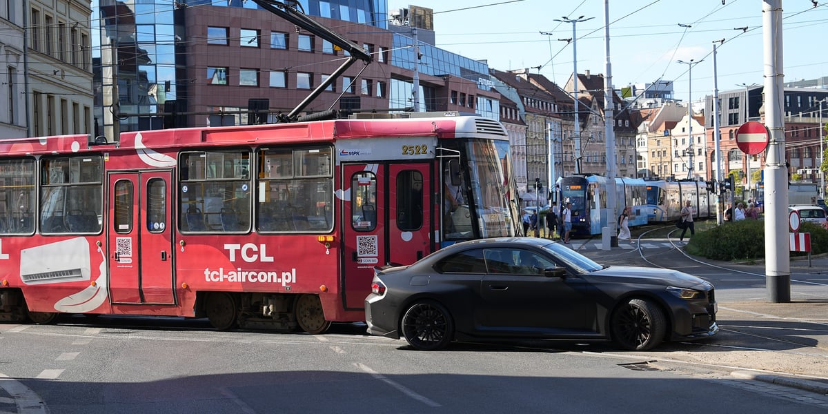 Samochód sderzył się z tramwajem na torach